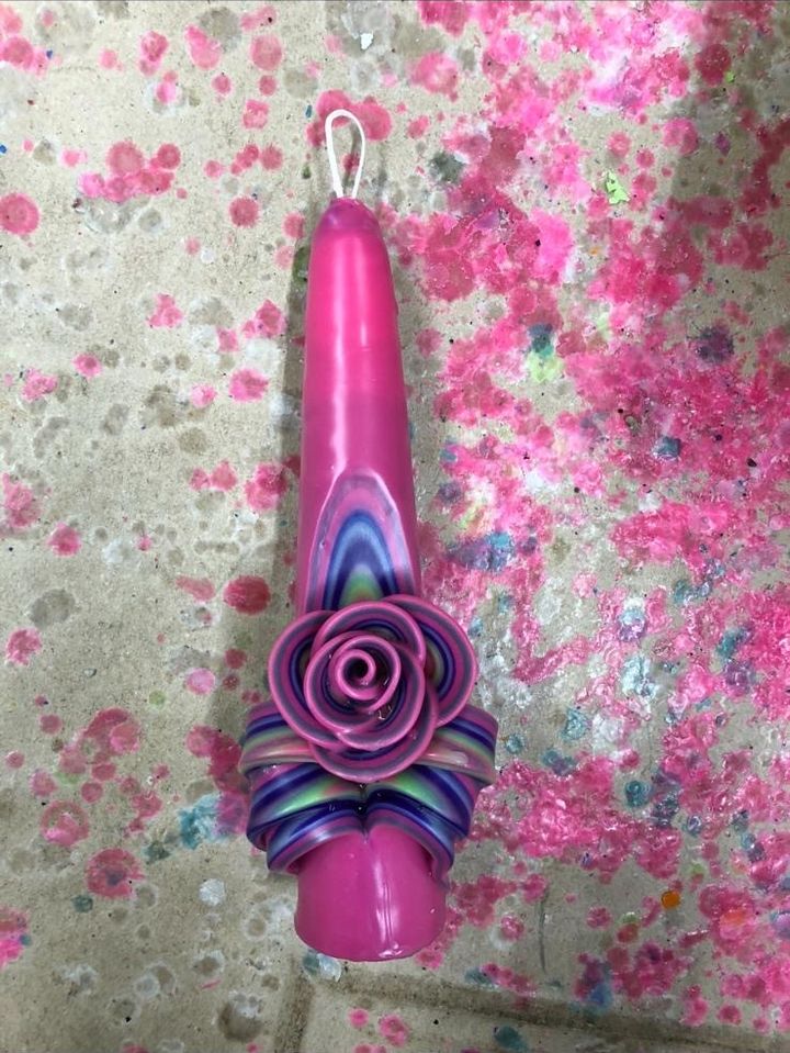 Pinke Kerze mit Rose auf der Werkstatt-Unterlage