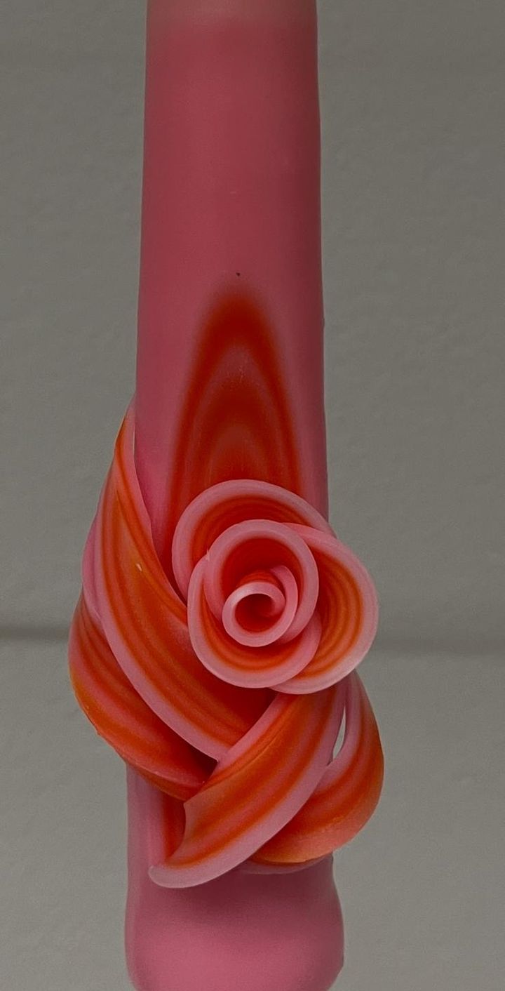 Rosafarbene Kerze mit Rose aus Wachs