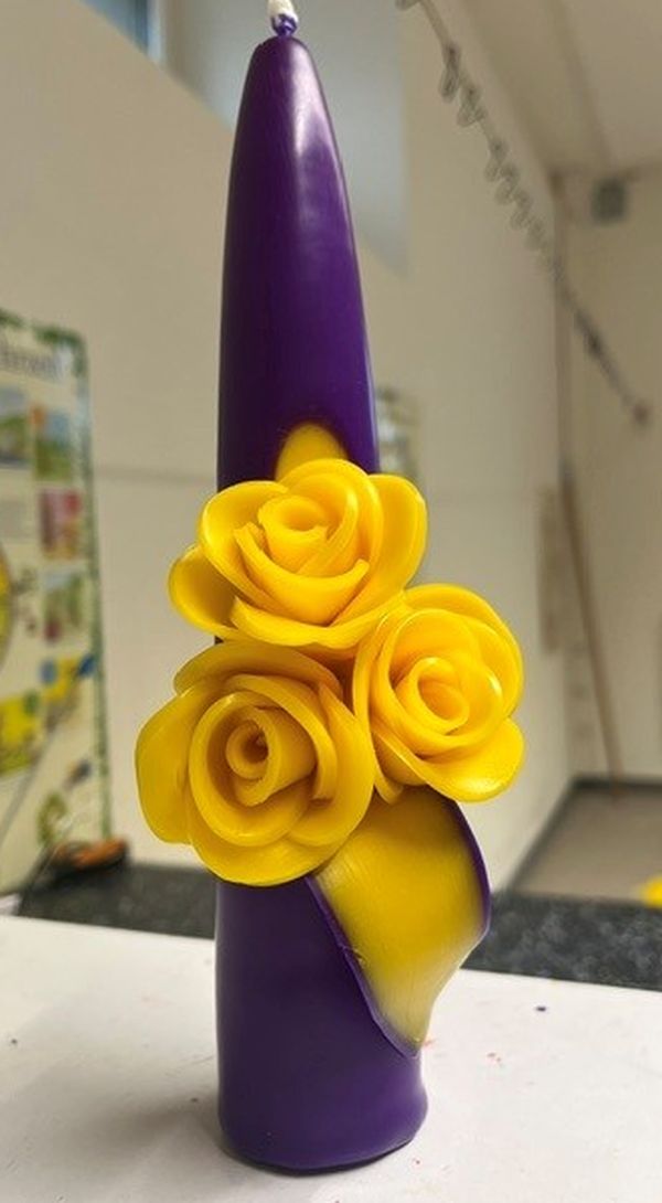 Violette Kerze mit gelben Wachsrosen