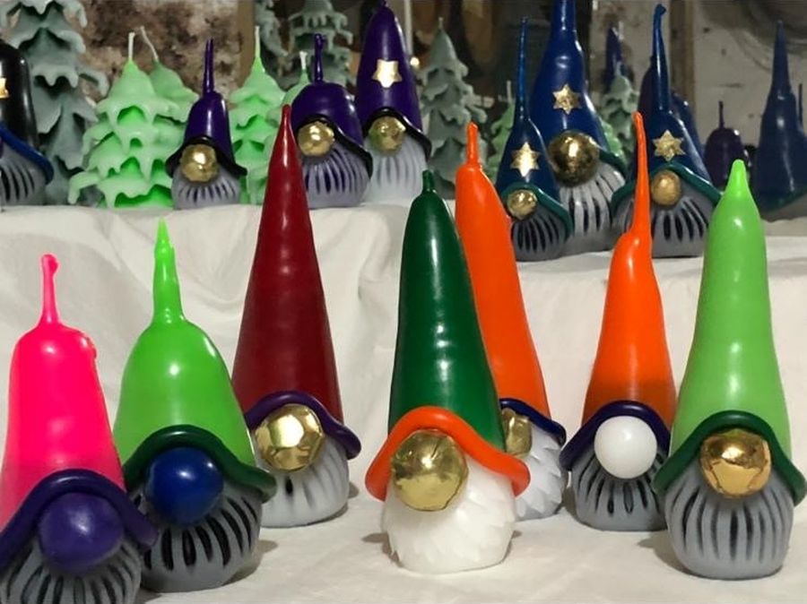 Bunte Wichtel- und Tannenbaum-Kerzen